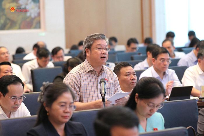 Đại biểu Quốc hội hoạt động chuyên trách tại Ủy ban Kinh tế và Tài chính Bùi Văn Dũng phát biểu. Ảnh: Hồ Long