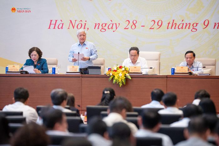 Chủ tịch Quốc hội Trần Thanh Mẫn chủ trì, Phó Chủ tịch Thường trực Quốc hội Đỗ Văn Chiến điều hành phiên họp thảo luận về nhóm dự án thuộc lĩnh vực văn hóa, xã hội. Ảnh: Phạm Thắng