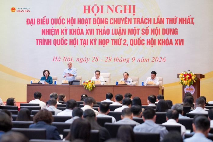 Chủ tịch Quốc hội Trần Thanh Mẫn chủ trì, Phó Chủ tịch Thường trực Quốc hội Đỗ Văn Chiến điều hành phiên họp thảo luận về nhóm dự án thuộc lĩnh vực văn hóa, xã hội