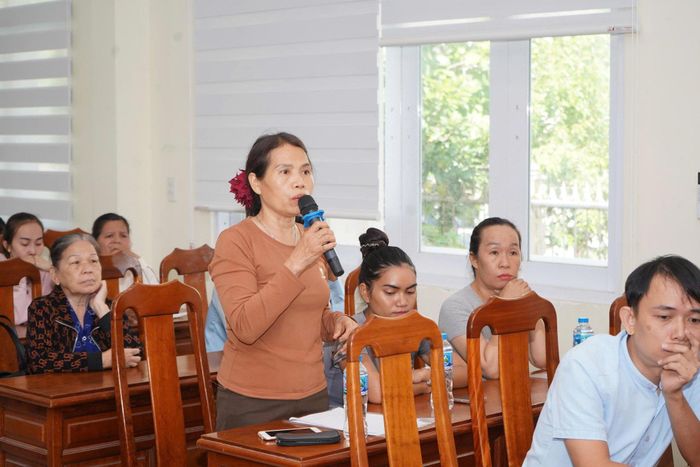 Cử tri xã Suối Dầu nêu kiến nghị tại buổi tiếp xúc cử tri