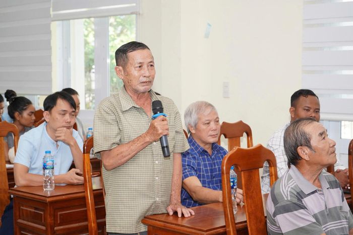 Cử tri xã Suối Dầu nêu kiến nghị tại buổi tiếp xúc cử tri
