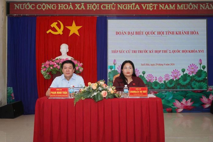 Các đại biểu Quốc hội tỉnh Khánh Hòa tiếp xúc cử tri xã Suối Dầu