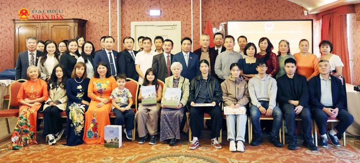Phó Chủ tịch Quốc hội, Thượng tướng Nguyễn Doãn Anh gặp cán bộ, nhân viên Đại sứ quán và đại diện cộng đồng người Việt Nam tại Lít-va