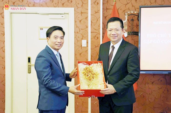 Phó Chủ tịch Quốc hội, Thượng tướng Nguyễn Doãn Anh gặp cán bộ, nhân viên Đại sứ quán và đại diện cộng đồng người Việt Nam tại Lít-va
