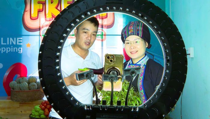 Chị Nguyễn Thanh Lịch, cán bộ Trung tâm dịch vụ công xã Quản Bạ livestream giới thiệu nông sản của địa phương.