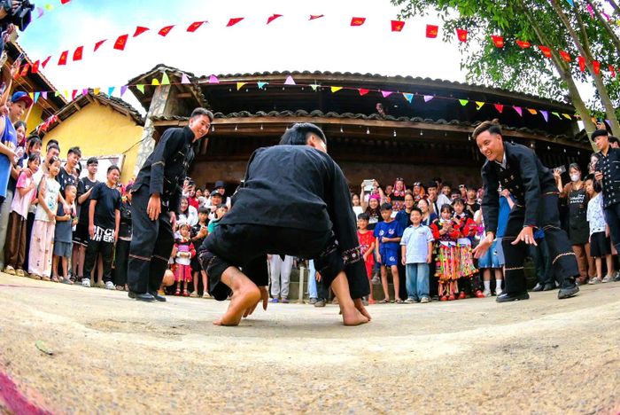 Làng văn hóa cộng đồng Lô Lô Chải (xã Lũng Cú) giữ gìn, phát huy các giá trị văn hóa của dân tộc trong phát triển du lịch.