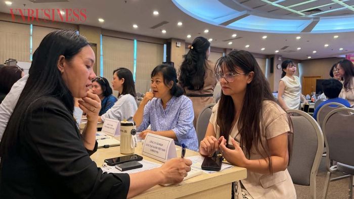 Bà Ngụy Thị Giang (bìa trái), Chủ tịch HĐQT Công ty CP Sáng tạo Xanh Việt Nam, tư vấn giải pháp xanh cho các doanh nghiệp nhỏ và vừa.