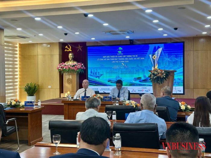 Ông Vũ Bá Phú, Cục trưởng Cục Xúc tiến thương mại, Trưởng Ban Thư ký  trao đổi, giải đáp câu hỏi của các cơ quan thông tấn, báo chí về kết quả xét chọn, Chương trình và Lễ công bố.