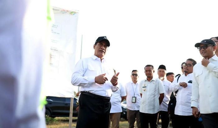 Bộ trưởng Nông nghiệp Indonesia Andi Amran Sulaiman đến thăm công trường xây dựng khu chăn nuôi tích hợp tại làng Mappesangka, Bone, Nam Sulawesi. Ảnh: ANTARA News.