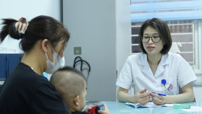 BSCKI Hà Tố Như thăm khám, tư vấn cho một ca bệnh (Ảnh: BVCC)