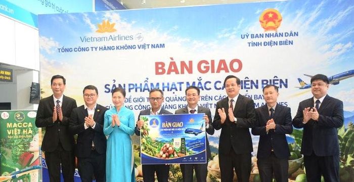 Nghi thức bàn giao mắc ca Điện Biên