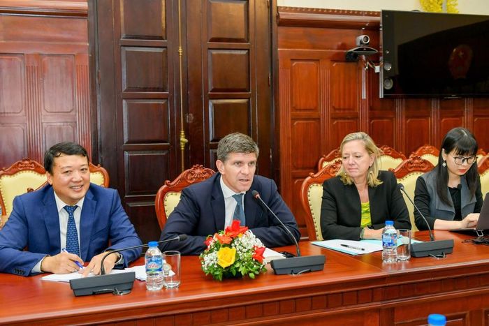 Ông Arnaud Dupoizat phát biểu tại buổi tiếp