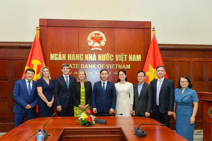 Thống đốc Phạm Đức Ấn chụp ảnh lưu niệm với đoàn công tác của IFC