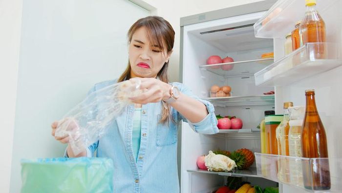 Thực phẩm có mùi ôi, nhớt, nấm mốc hoặc đổi màu nên được loại bỏ