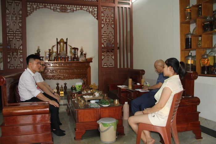 Cán bộ tín dụng Agribank Chi nhánh Thiệu Hóa kiểm tra việc sử dụng vốn vay của chị Hà Thị Nhung tại phường Đông Tiến, tỉnh Thanh Hóa