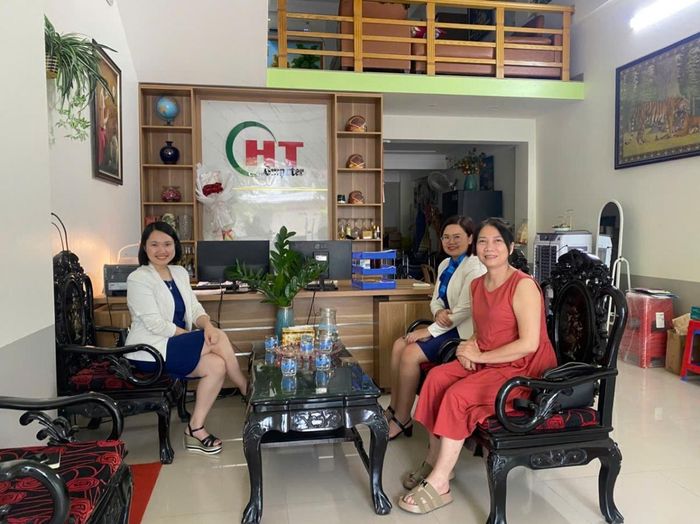 Bà Nguyễn Thị Lâm (ngồi bên phải), Giám đốc Công ty TNHH Hòa Thịnh là khách hàng gắn bó lâu năm của ACB Chi nhánh Thanh Hóa