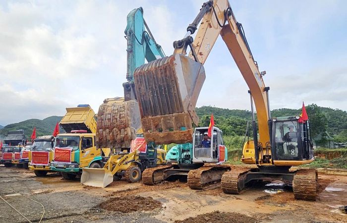 Chủ tịch UBDN TP. Đà Nẵng Nguyễn Mạnh Hùng yêu cầu các sở, ban, ngành, địa phương và chủ đầu tư xem việc triển khai các dự án trọng điểm là nhiệm vụ quan trọng; chủ động phối hợp, tập trung nguồn lực và kịp thời xử lý những khó khăn phát sinh để bảo đảm tiến độ (Ảnh: PV).