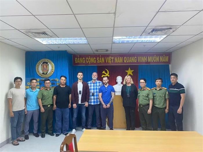 Bộ Công an Việt Nam bàn giao đối tượng bị yêu cầu dẫn độ Fucà Salvatore Samuele cho Bộ Tư pháp Thụy Điển tháng 5/2025.
