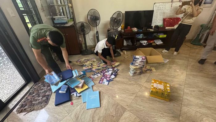 Cơ quan An ninh điều tra phát hiện, thu thập nhiều tài liệu, chứng cứ tại nhà đối tượng Bùi Thị Măng.