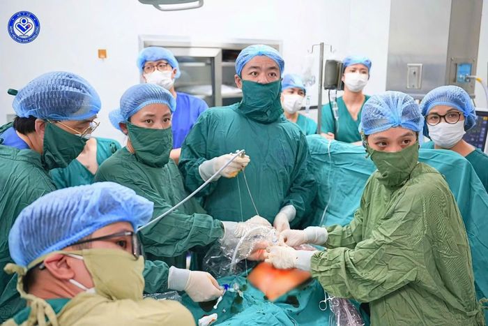 Các bác sĩ Trung tâm Y học bào thai thực hiện ca phẫu thuật FETO đầu tiên tại Việt Nam.