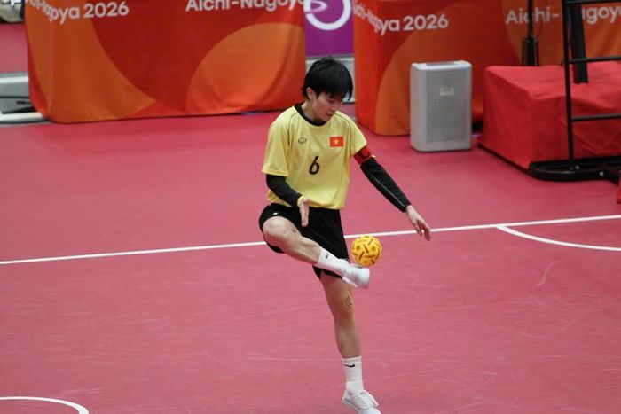 Đội trưởng Thu Trang trong một pha đỡ cầu.