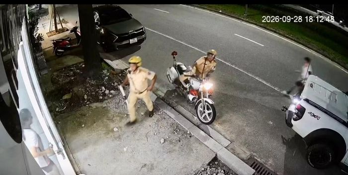 Hình ảnh Trung tá Nguyễn Thanh Hải và Trung tá Phạm Đắc Tài nhanh chóng dừng xe trước số nhà 668 đường Lê Duẩn, TP Huế được camera ghi lại.