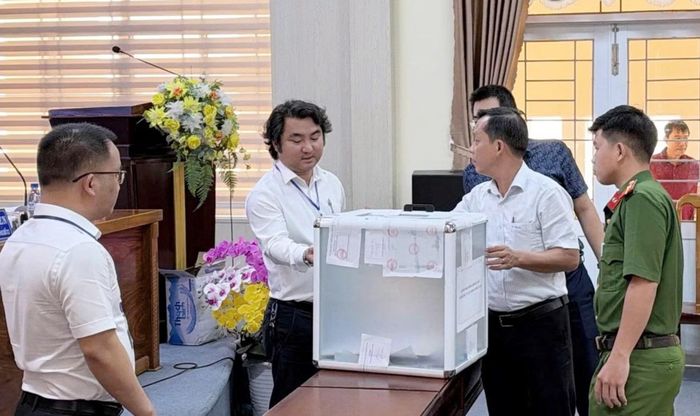 Đại diện cơ quan chức năng tham gia buổi đấu giá kiểm tra thùng bỏ phiếu đấu giá.