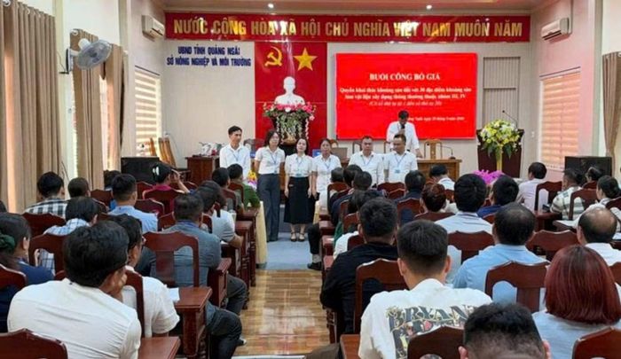 Buổi đấu giá 58 mỏ khoáng sản tại Quảng Ngãi. Ảnh: Bá Tứ