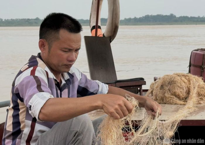 Anh Nam miệt mài mưu sinh với phương thức thả lưới, đánh bắt cá theo phương pháp truyền thống.