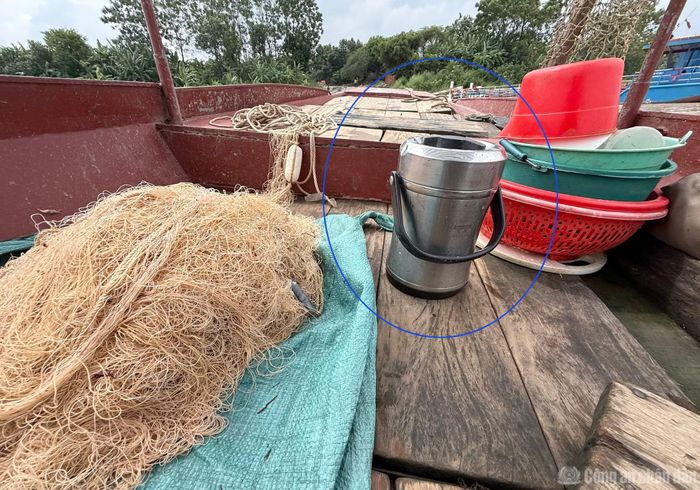 Do lượng cá đánh được bằng lưới ngày càng ít, anh Nam đã phải mang cơm đi ăn vào buổi trưa, để tận dụng thời gian ở trên sông chứ không về qua nhà như trước.