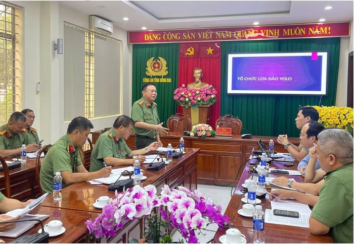 Đại tá Nguyễn Phương Đằng, Phó Giám đốc Công an Đồng Nai phát biểu ý kiến với các đơn vị tham gia phá án.