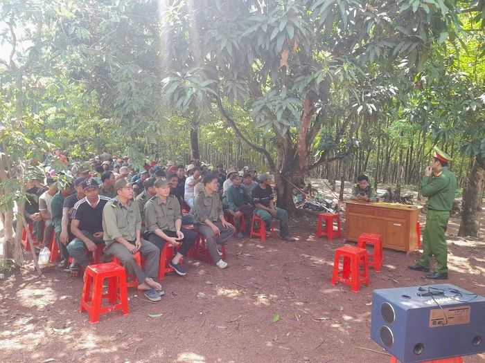 Công an xã Hưng Phước tổ chức tuyên truyền pháp luật cho cán bộ, công nhân Nông trường.