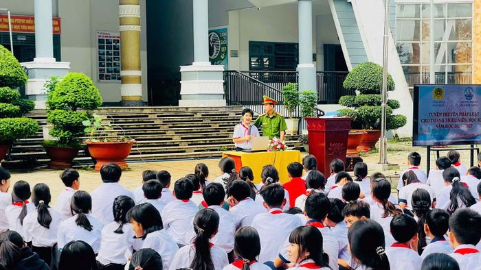 Cán bộ Công an xã Xuân Định tuyên truyền các quy định về pháp luật tại trường học.