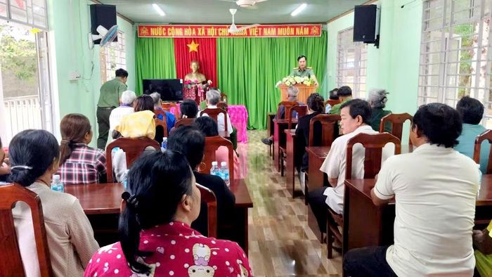 Công an tuyên truyền về phòng, chống tội phạm, bảo đảm ANTT ở xã Nha Bích.