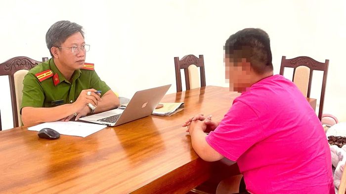 Cơ quan Công an làm việc với đối tượng lừa đảo qua mạng.