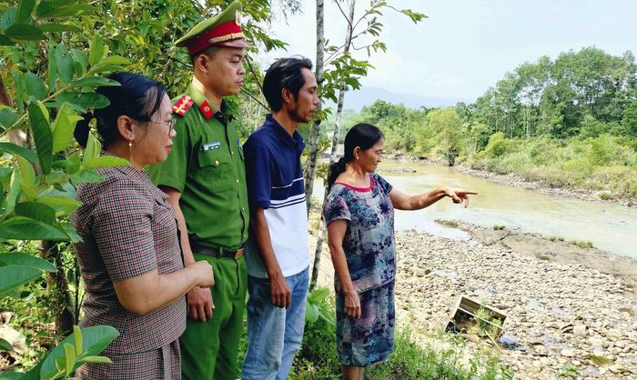 Công an xã Phước Hiệp tham gia khảo sát vị trí sạt lở dọc sông Trường.