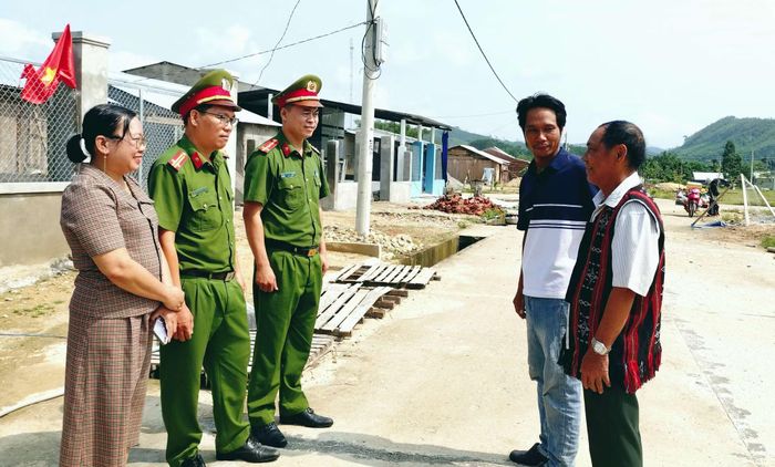 Lực lượng Công an xã Phước Hiệp thăm, trò chuyện với người dân được bố trí di dời khỏi vùng sạt lở.