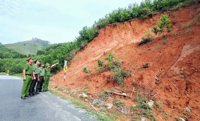 Công an xã Phước Năng khảo sát, kiểm tra vị trí nguy cơ sạt lở cao dễ dẫn đến chia cắt trên tuyến đường Hồ Chí Minh.