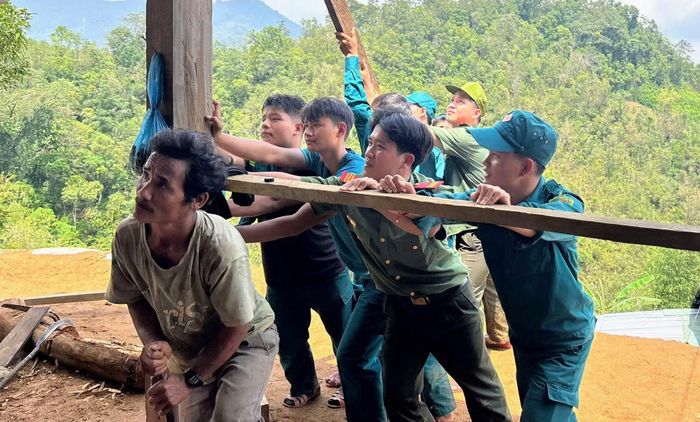 Lực lượng Công an xã vùng cao Trà Leng hỗ trợ người dân sửa chữa nhà ở trước cao điểm mùa mưa lũ.