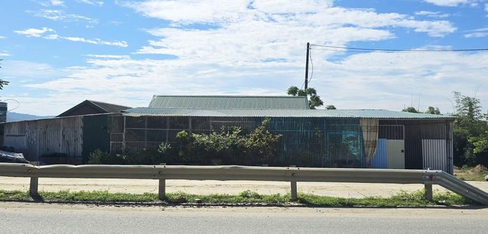 Tổng diện tích xây dựng của ngôi nhà được xác định là hơn 330m2.