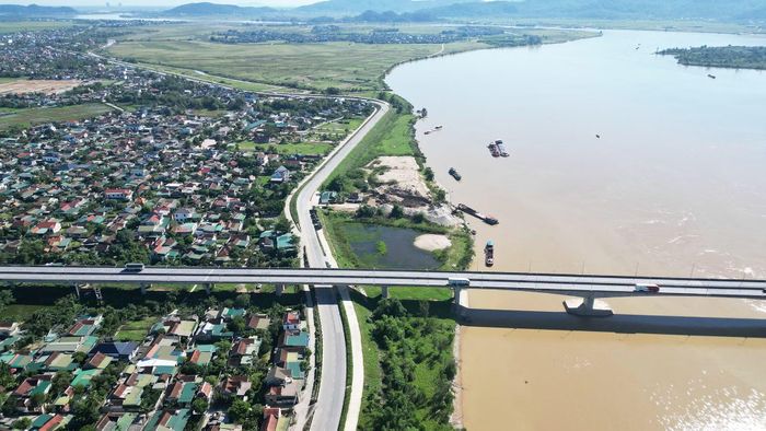 Ngôi nhà và bãi tập kết vật liệu nằm trong hành lang bảo vệ cầu Hưng Đức, hành lang bảo vệ đê Tả Lam và hành lang bảo vệ kè bảo vệ đê Tả Lam.