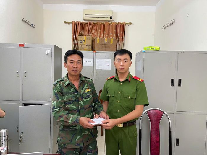 Công an phường Bá Xuyên tiếp nhận vũ khí, vật liệu nổ do công dân giao nộp.