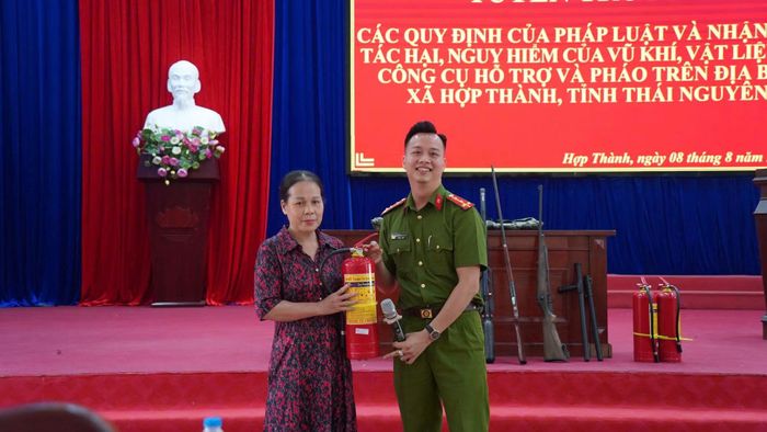 Phòng Cảnh sát Quản lý hành chính về trật tự xã hội Công an tỉnh Thái Nguyên tuyên truyền quy định về VK,VLN,CCHT tại xã Hợp Thành.