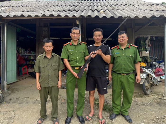 Công an xã Yên Phong vận động nhân dân giao nộp vũ khí.