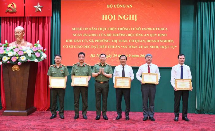 Thứ trưởng Lê Văn Tuyến trao Bằng khen của Bộ Công an tặng các tập thể, cá nhân có thành tích đột xuất xuất sắc trong công tác tham mưu thực hiện Thông tư 124.