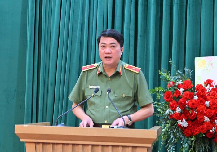 Thiếu tướng Nguyễn Viết Giang, Cục trưởng Cục xây dựng phong trào bảo vệ ANTQ điều hành tham luận.