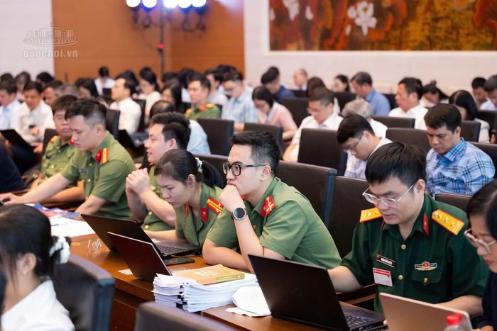 Các đại biểu dự phiên họp.