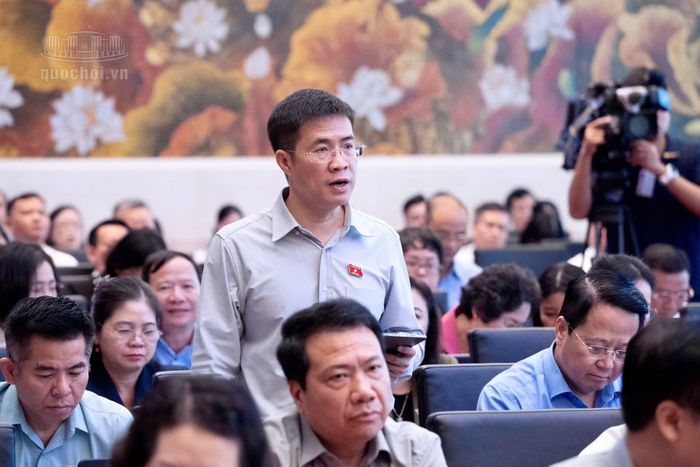 Các đại biểu tham dự phiên họp.
