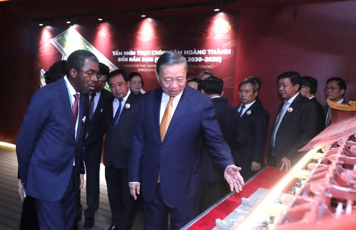 Tổng Bí thư, Chủ tịch nước Tô Lâm cùng các đại biểu tham quan khu trưng bày tại Di sản Hoàng thành Thăng Long sau lễ khởi công Dự án.