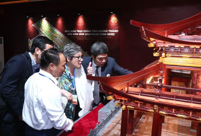 Các đại biểu tham quan mô hình thiết kế Điện Kính Thiên.